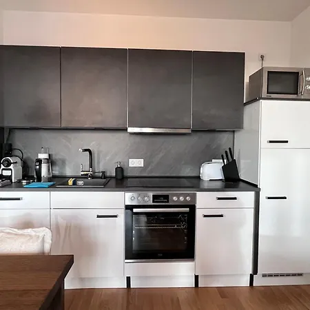 Modern Near Airport Apartment *